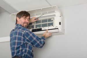 Instalación de un acondicionador de aire en un apartamento.