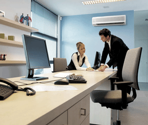 Sistemas de aire acondicionado: instalación de un aire acondicionado en una oficina.