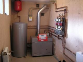 Calefacción de una casa privada y de campo con caldera diesel.
