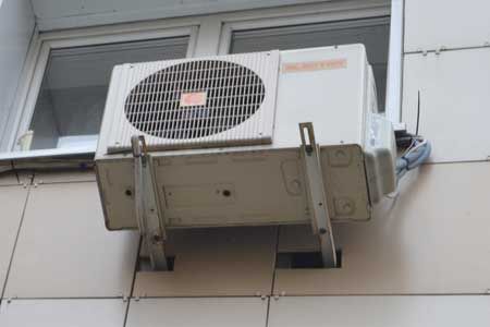 Instalación correcta de un acondicionador de aire en una casa: privada, de madera, residencial.