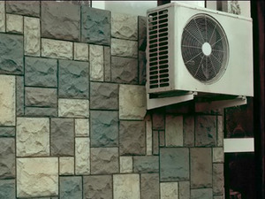 Aire acondicionado en la fachada ventilada de la casa.