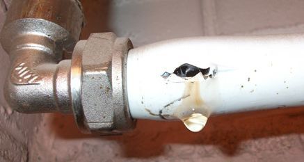 Um tubo de plástico mal montado pode estourar durante a operação