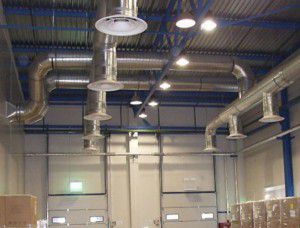 Il calore viene trasportato attraverso il sistema di condotti dell'aria in tutto il capannone di produzione