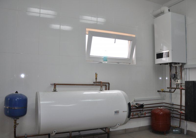 Instal·lació d'un escalfador d'aigua a la sala de calderes