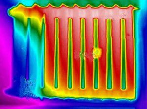 Le travail d'un radiateur en fonte à travers une caméra thermique