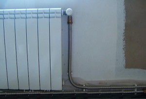 Raccordement du radiateur au système de chauffage à l'aide d'un tuyau ondulé