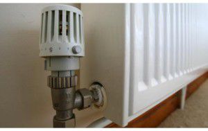 Thermostat dans une garniture de radiateur en acier