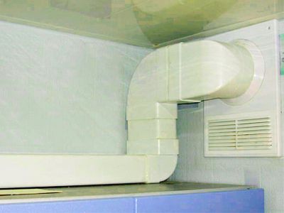 Un esempio della disposizione della ventilazione del condotto dalla costruzione di elementi rettangolari (sala cucina)