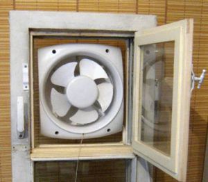 Вентилатор прозора који се налази у прозору