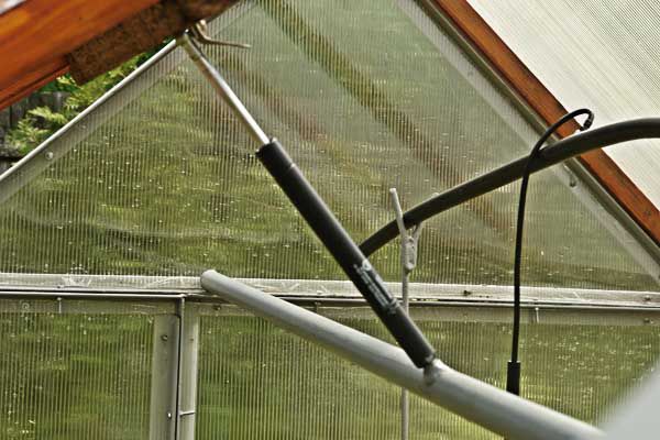 Isang halimbawa ng isang homemade pneumatic system para sa pagpapasok ng hangin sa isang greenhouse